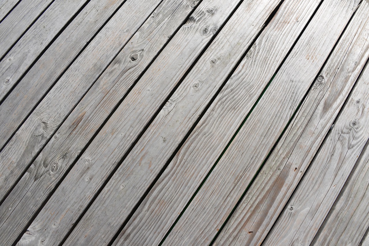 découvrez comment poncer efficacement vos vieux planchers en bois pour leur redonner vie et beauté avec nos conseils pratiques et techniques.