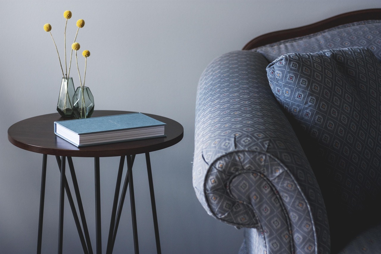 découvrez nos solutions efficaces pour décaper et restaurer vos meubles en bois, en éliminant les anciennes couches de vernis et peinture pour révéler la beauté naturelle du bois.